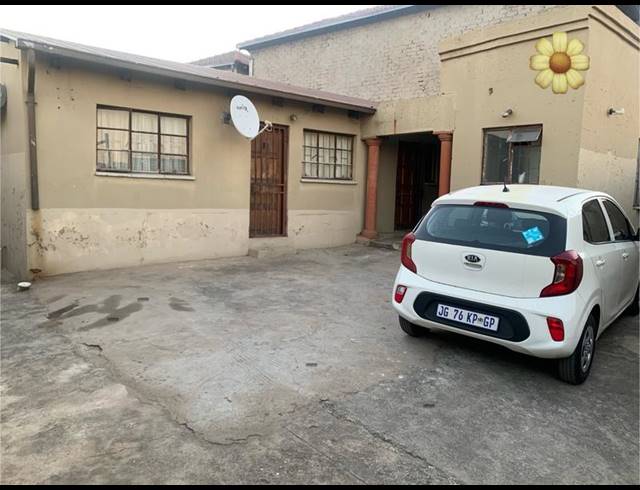 6 BEDROOM HOUSE FOR SALE IN ENTSHONALANGA